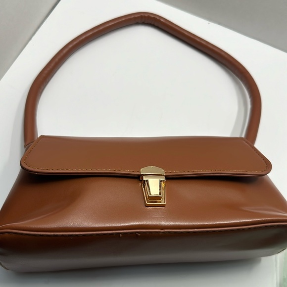 Classic and chic, this light brown baguette bag - Picture 6 of 12